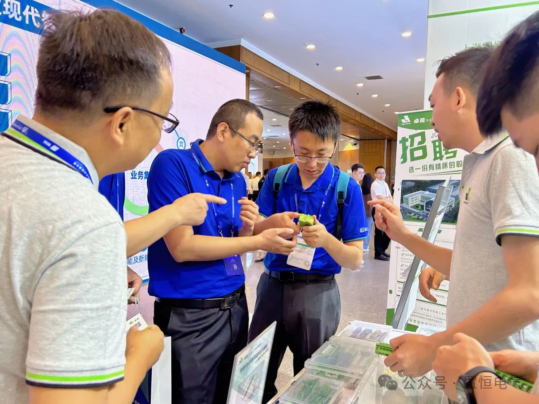置恒工作人員為企業(yè)客戶介紹產品